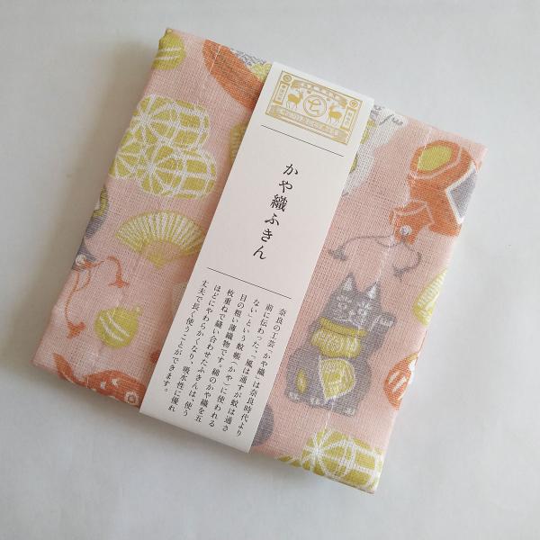 奈良県の特産品である蚊帳生地。蚊帳生地の特徴である「平織り」を活かした機能的でかわいらしい「ふきん」を作りました。蚊帳生地は吸水性がよく、乾きやすく、洗いやすいので、台ふきんやお手ふきなどにお使いいただけます。ご使用前にお湯または水で十分洗...