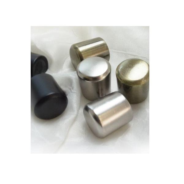 片側が壁になっていたり、クーラーなどの障害物がありサイズの大きいキャップが取り付けられない時に。■商品名アイアンカーテンレール イタリアンシリーズ/壁際用 付替キャップ■デザイン：ベレット■カラー：ブラック/ゴールド/シルバー■材質：亜鉛ダ...