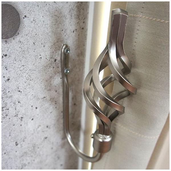 カーテンレールとお揃いのおしゃれなアイアンカーテンホルダー/房掛け 雑貨 カーテン留め アームホルダー ■商品名：アイアンカーテンホルダー■材質：Jフック（スチール）/キャップ（亜鉛ダイキャスト）■耐荷重：2kg■適用：台湾製■付属品：ホル...