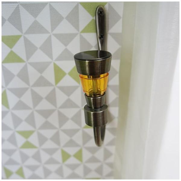 ※クリアは廃盤です。カーテンレールとお揃いのおしゃれなアイアンカーテンホルダー■商品名：アイアンカーテンホルダー■材質：Jフック（スチール）/キャップ（亜鉛ダイキャスト）■耐荷重：2kg■適用：台湾製■付属品：ホルダー本体2・装飾キャップ2...