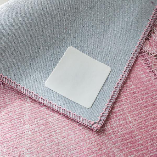 お手持ちのラグ・カーペットに貼るだけ！吸着タイプのスベリ止めシート。