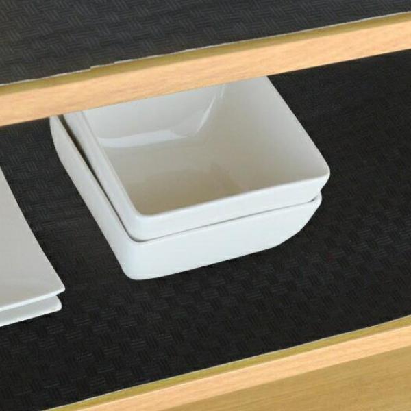 サイズ/約幅30×長さ500cm内容量/1枚材質/ポリエチレン成分/竹炭粉末生産国/日本製耐熱温度/60度●消臭効果のある竹炭粉末を配合した棚敷きシートです。●水拭き可能で汚れもサッと一拭きできます。●使いたいサイズにハサミで自由にカットで...