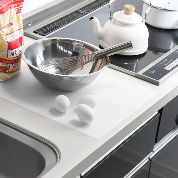 サイズ/約横59.5×縦34.5cm内容量/1個材質/シリコーンゴム生産国/中国製耐熱温度/230度●敷くだけで快適、調理台をキズや汚れから守るシート Mサイズです。●すべり止めがついているので、まな板やキッチンツールがずれにくく作業効率ア...