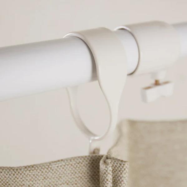 サイズ/外寸：約幅4.9×奥行2.8×高さ9.25cm内寸：約幅4.2×奥行2.8×高さ7.2cmカーテンフック用穴：約直径0.5cm重量/約50g内容量/5個材質/ポリプロピレン樹脂生産国/中国製●リング径が大きいカーテンリングです。●パ...