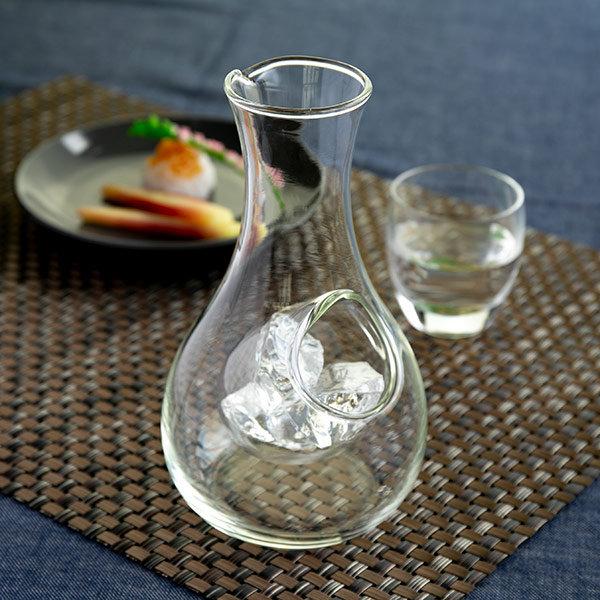 サイズ/約幅9.6×高さ16.5cm口部：直径約　4.8cm重量/約230g容量/約370ml内容量/1個材質/耐熱ガラス生産国/中国製食器洗い乾燥機/使用不可電子レンジ/使用不可●涼やかな耐熱ガラス製の酒器です。●お酒を薄めず冷やせる氷ポ...