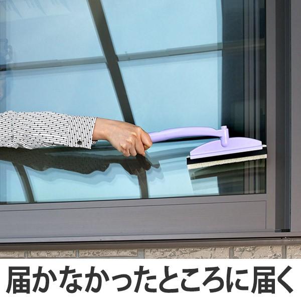 スポンジに水を含ませて、汚れを拭き取ります。同じ面に水切りゴムが付いているので、持ち替えなくても手首を返すだけでサッと水が切れます。ブラシヘッドの角度を変えられるので家の中から外側を拭くときなど届きにくいところに使用できます。【商品詳細】 ...