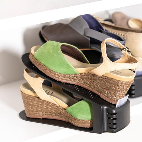 サイズ/約幅10×奥行26×高さ13.5cm内容量/10個入付属品：ストッパー材質/本体：ポリプロピレンストッパー：EVA樹脂生産国/日本製●今まで靴を1足分置いていたスペースにホルダーを使って収納することで2足置くことできます。●2倍の量...