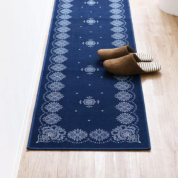 サイズ/約横120×縦45cm内容量/ 1枚材質/表地：ポリエステル100％生産国/中国製洗濯/洗濯機使用可能床暖房/ホットカーペット/対応滑り止め/加工あり●アメリカンヴィンテージなムード漂うバンダナ柄がおしゃれなインテリアマットです。●...