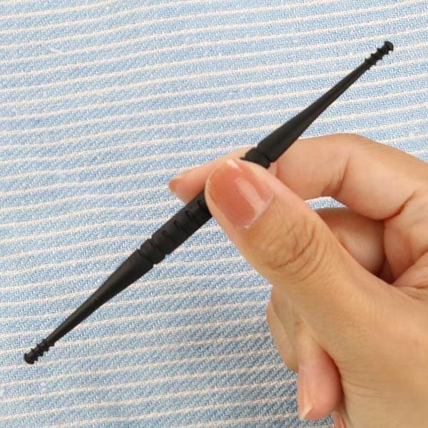 ゴムの適度なしなりと螺旋形状が耳の凹凸にしっかりフィットします。ゴムの摩擦抵抗で耳垢をキャッチし効率よく耳かきができます。使った後は水洗いをして清潔に保てます。【商品詳細】 サイズ/全長 約12.5cm 重量/約3g 内容量/1本 材質/本...