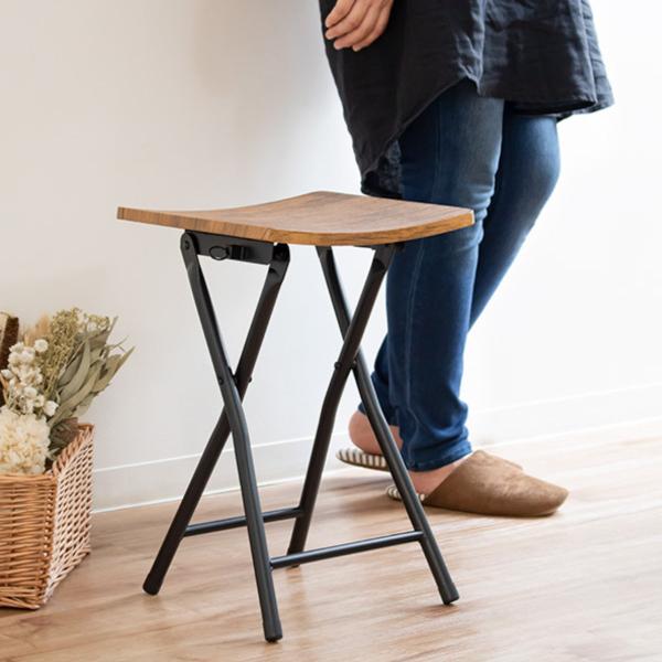 サイズ/約幅31.5×奥行30×高さ47cm折り畳み時：約幅31.5×奥行8.5×高さ70cm重量/約2.08kg内容量/1脚材質/座板：MDF（塩ビシート真空成型）フレーム：スチール、粉体塗装生産国/中国製組立状態/完成品●木目調にブラッ...