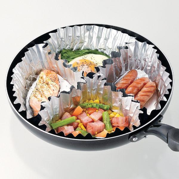 アルミ箔製のクッキングシートです。油を使わなくてOKなのでヘルシーな調理ができます。お料理がくっつかないので、後片付けがラクラクです。フライパンを汚さずに調理することができます。26cmのフライパンに4枚敷いて、同時に4つの調理をすることが...