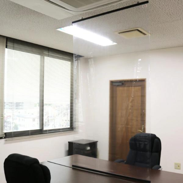 サイズ/約横100×縦180cm厚さ：約0.02cm内容量/1個材質/塩化ビニル樹脂生産国/日本製耐熱温度/60度●空間を仕切る透明シートです。●防炎・抗ウイルス・抗菌機能付きです。●透明シートにレールが付いているタイプです。●窓際に取り付...