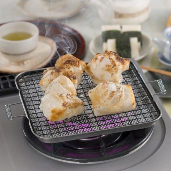 サイズ/約幅21×奥行21×高さ1.7cm内容量/1枚材質/セラミック：ラス+主原料石膏受皿：ET銅版焼アミ：鉄線(フッ素樹脂加工)取手：鉄(メッキ加工)生産国/中国製熱源/ガス火専用●市販の切餅(40×60mm)で約6個焼けるサイズです。...