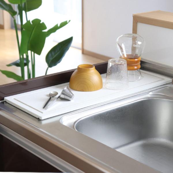 サイズ/約幅55.5×奥行20×高さ1cm内容量/1枚材質/トレー：バーミキュライト、珪砂、パルプ、消石灰滑り止め：シリコンゴム生産国/日本製●ちょっとしたスペースを有効活用できる幅20cmとスリムな水切りトレイです。●水滴をモイストレイが...