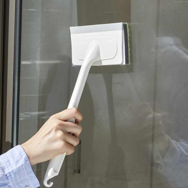 サイズ/約幅17.5×奥行5.5×高さ35cm重量/約120g内容量/1個材質/柄：ポリプロピレンスポンジ：ポリエステル、ポリウレタン、ナイロンワイパー：熱可塑性エラストマー生産国/日本製●ガラス窓の汚れがこれ一本でピカピカに●水だけ洗剤い...