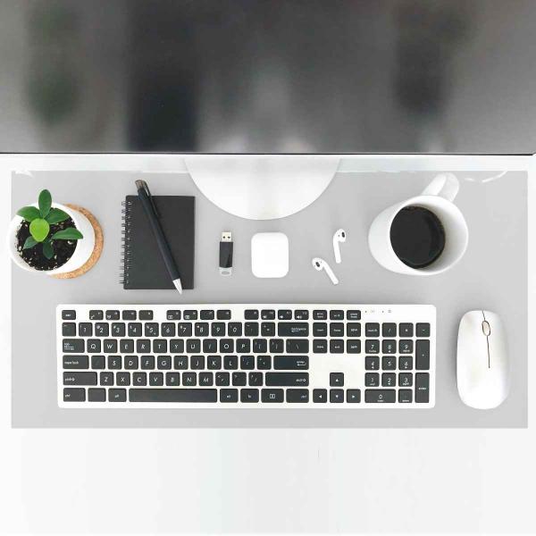 サイズ/約幅90×奥行58×高さ0.1cm内容量/1枚材質/塩化ビニル樹脂生産国/日本製●テーブルを傷や汚れから守ってくれるデスクマットです。●お子様のリビング学習や、お絵かき・工作などデスクマットをさっと敷いておけば安心です。●透明なので...