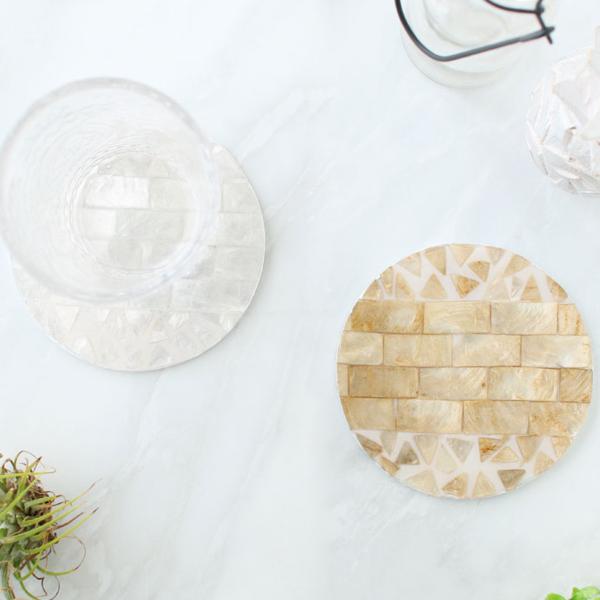 サイズ/直径：約10cm内容量/1枚材質/シェル（貝）種類/ゴールド、シルバー生産国/インドネシア製●タイルのようなシェルが可愛らしいコースターです。●普段使いにはもちろん、来客時のおもてなしにもおすすめです。●インテリアにも取り入れやすく...