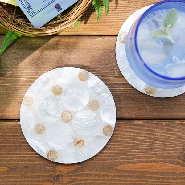サイズ/直径：約10cm内容量/1枚材質/シェル（貝）種類/ブルーミックス、ドットゴールド生産国/インドネシア製●タイルのようなシェルが可愛らしいコースターです。●普段使いにはもちろん、来客時のおもてなしにもおすすめです。●インテリアにも取...
