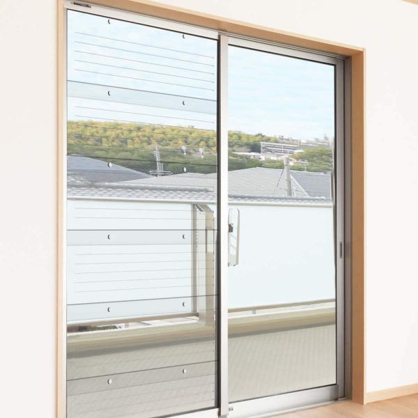 サイズ/約横90×縦33cm内容量/6枚入り材質/本体：ポリエステル樹脂両面テープ：ポリエステル樹脂、アクリル系樹脂生産国/日本製●窓に取り付けて二重窓構造が作れる透明断熱パネルです。●掃き出し窓1枚分に対応しています。●窓枠に両面テープで...