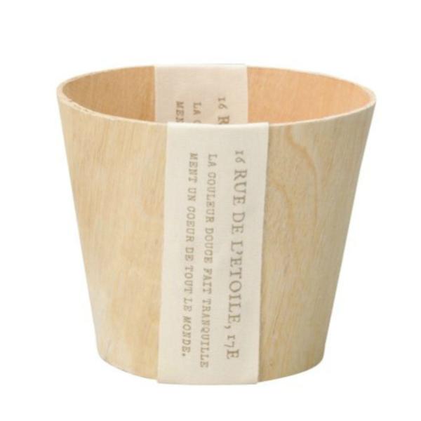 サイズ/約高さ9.5cm直径：約10.5cm内容量/1個材質/杉●天然素材の風合いをそのまま生かしたナチュラルバスケットです。●フラワーアレンジ、ドライフラワーの器にもおすすめです。●排水穴はなく、水漏れを防ぐための透明ビニールポットが付い...