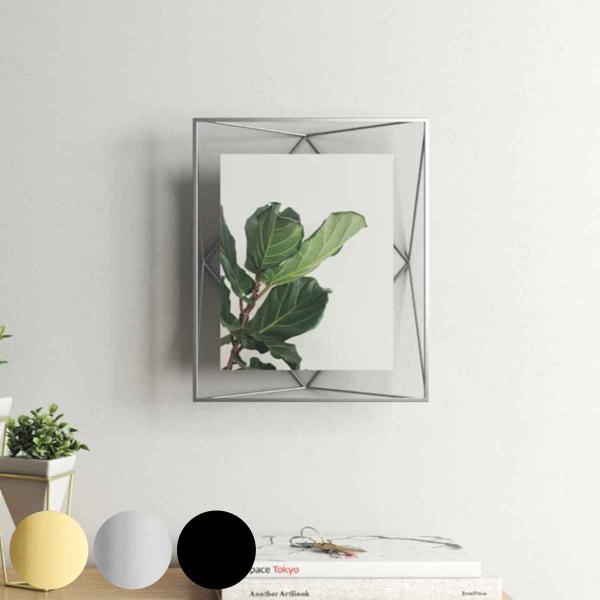 サイズ/約幅30×奥行25×高さ8cm内容量/1個付属品：ビス1本材質/スチール、ガラス種類/マットブラス、クロム、ブラック原産国/中国●写真が宙に浮かんでいるかのように見えるフォトフレームです。●ビス1本が付属しているので、卓上・壁掛けの...