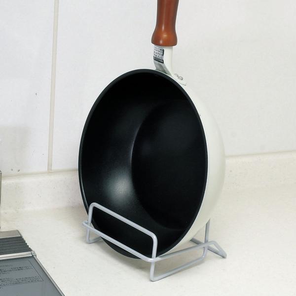 サイズ/約幅15×奥行15×高さ11.5cm重量/約215g内容量/1個材質/鉄（エポキシ樹脂塗装）生産国/中国製●キッチンをスッキリ収納できる「ストレージチョイスシリーズ」のフライパンラックです。●フライパンを縦置き、横置きの2WAYで収...