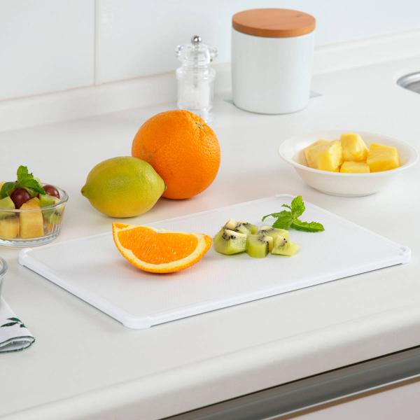 サイズ/約横32×縦20cm厚さ：約0.9cm重量/約230g内容量/1枚材質/外側：ポリプロピレンフチ部：熱可塑性エラストマー芯材：発砲ポリエチレンシート生産国/日本製耐熱温度/90度食器洗い乾燥機/使用可能●本体の隅4カ所に滑り止めが付...