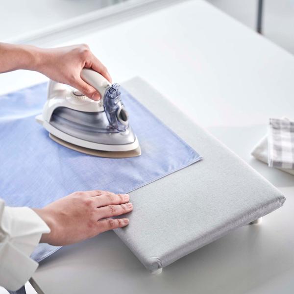 サイズ/約幅40.5×奥行26×高さ6cm内容量/1台材質/表面布：綿100％（アルミコーティング）クッション材：ポリエステル天板：木質繊維板脚部：ABS樹脂キャップ：シリコーン生産国/日本製パーツ別耐熱温度/脚部：90度パーツ別耐冷温度/...