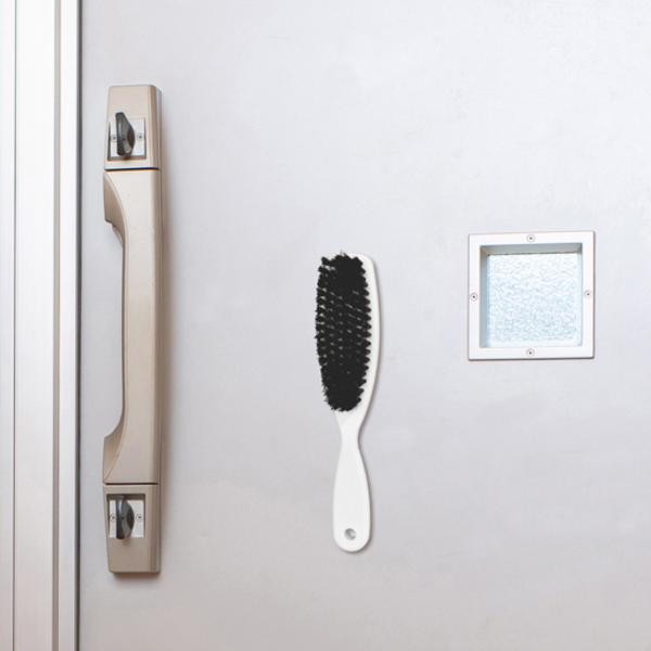 サイズ/約幅5×奥行3×高さ25cm重量/約100g内容量/1個材質/ブラシ：馬毛グリップ：ポリプロピレン磁石：ネオジム磁石生産国/日本製耐熱温度/70度●ドアに貼り付けられる、マグネット付きの洋服ブラシです。●衣類のホコリや花粉落としなど...