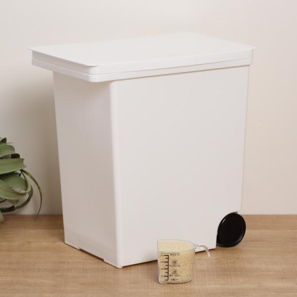 サイズ/約幅21×奥行36×高さ36.5cm重量/約1kg容量/約18L計量カップ：約180ml内容量/1台付属品：1合カップ材質/本体・フタ・キャスター：ポリプロピレンストッパー：熱可塑性エラストマー計量カップ：ポリスチレン生産国/日本製...