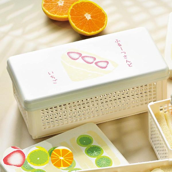 サイズ/約幅19.5×奥行9.6×高さ7.8cm折りたたみ時：約高さ1.6cm内容量/1個（本体、バンド）材質/本体：PP蓋：ABSバンド：天然ゴム・レーヨン種類/イチゴ、シャインマスカット、ミカン生産国/日本製食器洗い乾燥機/使用不可電子...