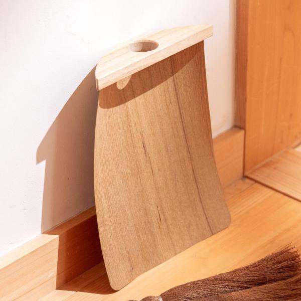 サイズ/約幅17×奥行22×高さ4cm内容量/1個材質/ チーク、桐、アルミ生産国/日本製原産国/チーク（インドネシア産）、桐（中国産）●紙のように薄く、よくしなります。●ゴミをすくう時にぴったりと床面にフィットします。●同シリーズのほうき...