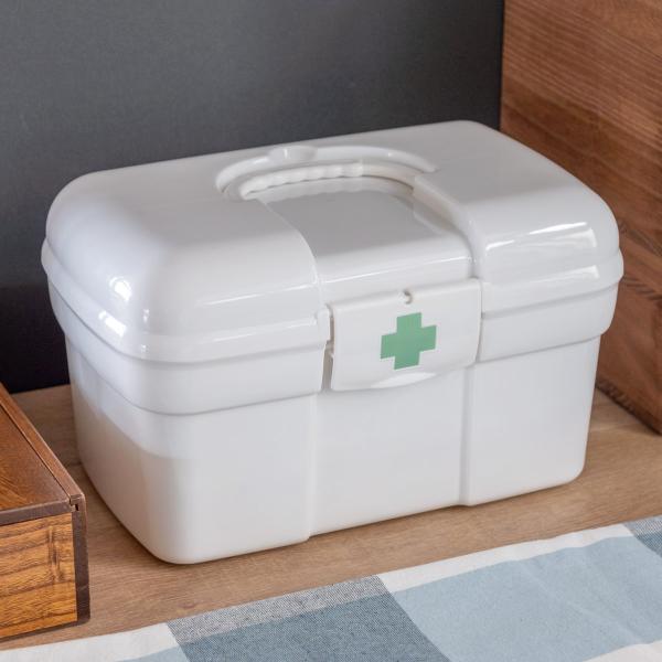 サイズ/約幅27.2×奥行18.2×高さ16.5cm重量/約500g内容量/1個付属品：内トレー、貼り付け用シール材質/ポリプロピレン生産国/日本製耐熱温度/120度耐冷温度/-20度●シンプルでインテリアに馴染む日本製の救急箱です。●お部...