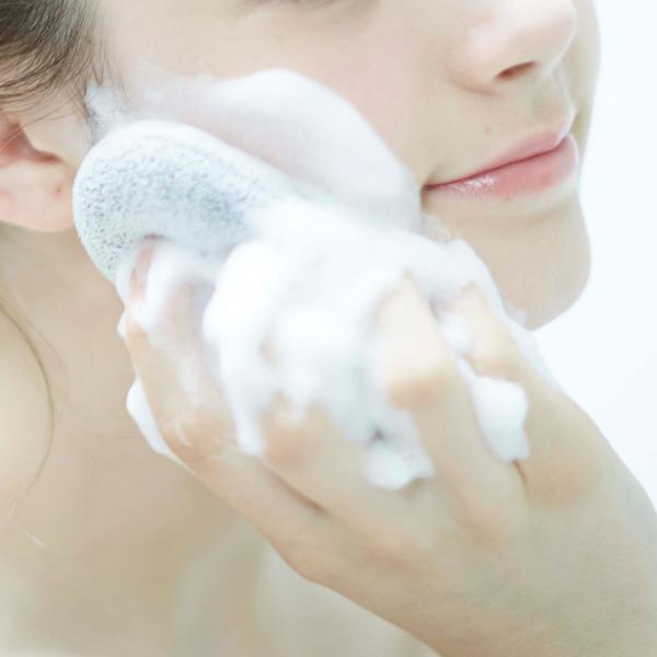 サイズ/約幅5×奥行1.7×高さ11cm(乾燥状態時)内容量/1個材質/ナイロン、ウレタンフォーム生産国/日本製●シリーズ累計67万個出荷している「透明肌」シリーズのもちもちフェイススポンジです。●極上の肌触りを味わえ、キメ細かい泡でこすら...