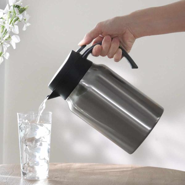 サイズ/約幅17.5×奥行12×高さ23cm重量/約601g容量/約1.5L内容量/1個材質/本体内側：18-8ステンレス鋼本体外側：ステンレス鋼(アクリル樹脂塗装)口がね・ハンドル・ふた栓・開閉レバー：ポリプロピレンパッキン：シリコーンゴ...