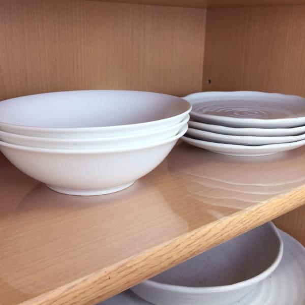 サイズ/約横30×縦180cm重量/約102g内容量/1個材質/ポリエチレン、EVA樹脂生産国/日本製耐熱温度/60度●シンプルな透明の食器棚シートです。●食器棚をキズ、汚れから守ります。●汚れてもサッと拭けてお手入れが簡単です。●布やクロ...