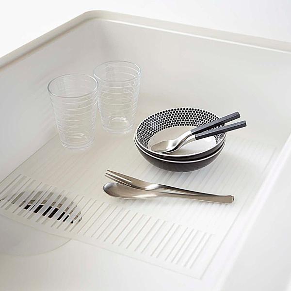 サイズ/約幅35×奥行35×高さ0.2cm内容量/1枚材質/シリコン樹脂生産国/中国製耐熱温度/230度耐冷温度/−40度●シンク内に敷くマットです。●柔らかいシリコン素材なので、食器洗いの際に食器やシンクを傷から守ります。●野菜を洗う時に...