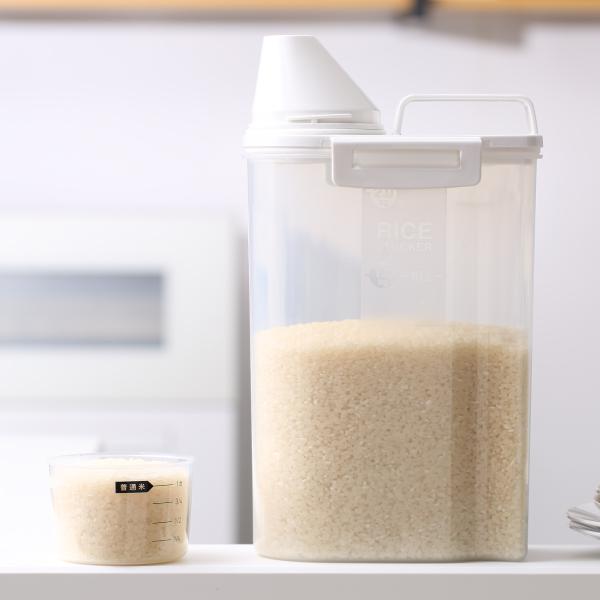 サイズ/約幅16.7×奥行11×高さ29.3cm容量/米収納量：約2kg内容量/1個材質/本体・蓋・計量カップ：ポリプロピレンパッキン：シリコンゴム生産国/中国製●縦にも横にも置けるから冷蔵庫保存に便利な米びつです。●ハンドル付きだから取り...