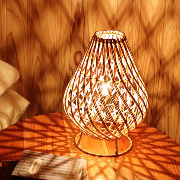 サイズ/約高さ30cm直径：約22cm内容量/1個付属品：ハネ付コード（2ｍ）口金E12-20W白熱球1個（ナツメ球）材質/ラタン、アイアン生産国/インドネシア製●ラタンで編まれた、イチジクのようなシルエットが可愛らしいスタンドランプです。...