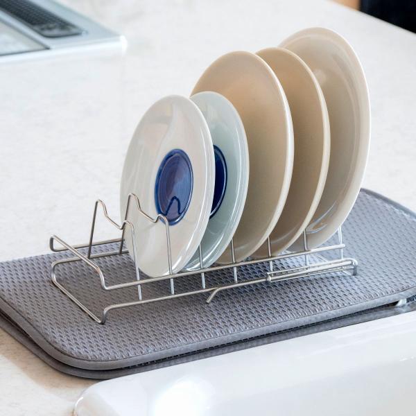 サイズ/約幅24〜29×奥行12.5×高さ10cm重量/約193g内容量/1個材質/18-8ステンレス生産国/日本製耐荷重/全体：3kg背もたれワイヤー部：1kg（1本あたり）組立状態/完成品●すっきり暮らす水切りかごと組み合わせて使うのに...