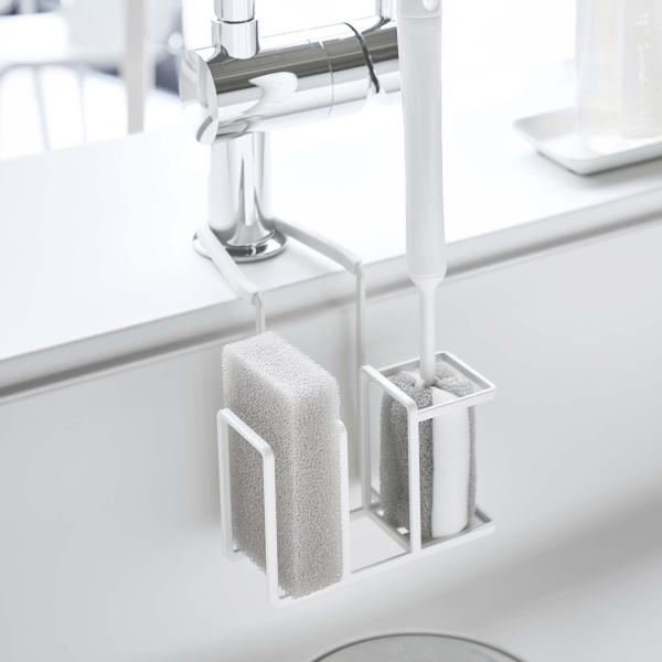 サイズ/約幅14×奥行17.5×高さ13cm内寸スポンジ収納部(1つあたり)：約W3.5×D5.4×H8cmボトルブラシ収納部：約W5×D4.8×H7.8cm重量/約210g内容量/本体：1個付属品：クッション×2材質/本体：スチール（ユニ...