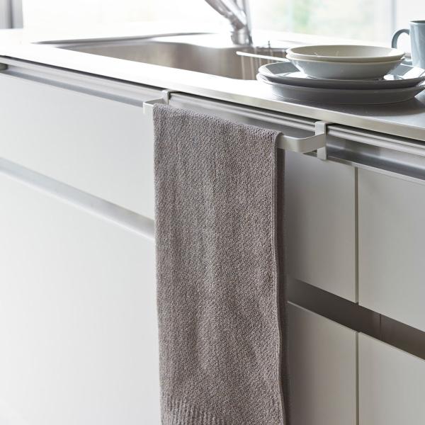 サイズ/約幅30×奥行6×高さ4cm重量/約160g内容量/本体：1個付属品：緩衝材×4材質/本体：スチール（ユニクロメッキ+粉体塗装）生産国/中国製耐荷重/約1kg●シンク扉に簡単に取り付けられるタオルハンガー ワイド 幅30cmです。●...