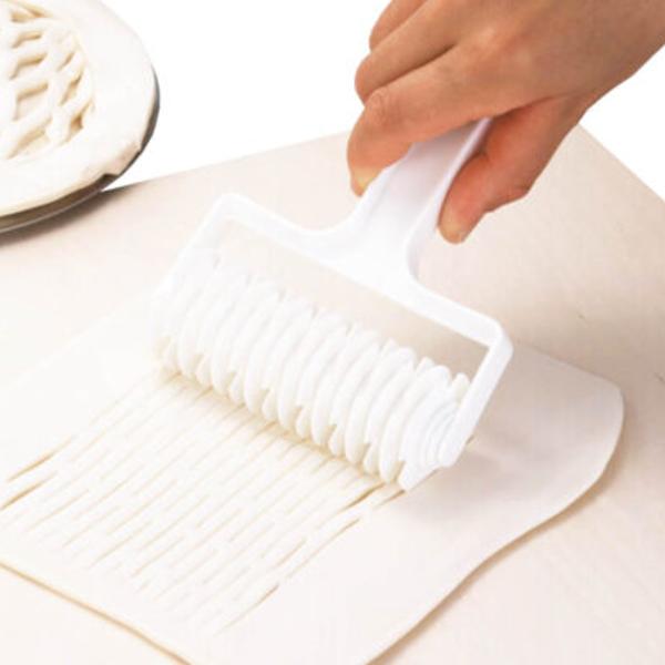 サイズ/約幅12.1×奥行4.3×高さ19.2cmローラー部：約直径4.3×幅11.3cm重量/約130g内容量/1本材質/ポリアセタール生産国/日本製耐熱温度/120度耐冷温度/-30度食器洗い乾燥機/使用不可●クッキーやパイ、タルトなど...