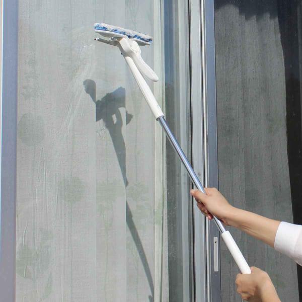 サイズ/約幅19×奥行81×高さ6.9cm拭き幅：約18cm水切り幅：約17cm重量/約247g内容量/1個材質/ヘッド：ポリプロピレンモップ：ポリエステル・ナイロン水切りゴム：シリコーンゴム柄：アルミ生産国/中国製●洗剤を使わず掃除ができ...