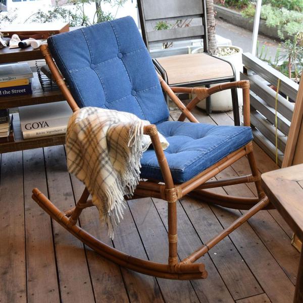 商品サイズ：幅62×奥行96×高さ87×座面高46cm材質：ラタン/コットン/ラッカー塗装生産国：インドネシア備考：完成品/個体差あり/洗った生地を使用する為、色ムラが出る場合がございます。/常時外置きは出来ません。直射日光・雨ざらしの環境...