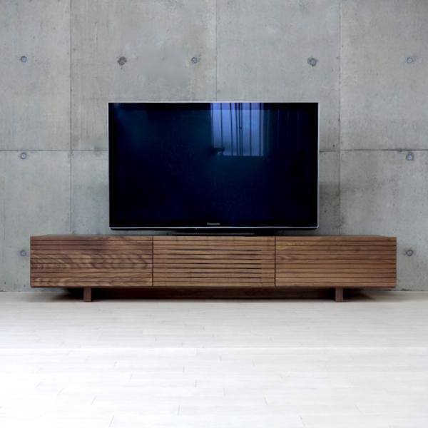 NF-016 200テレビボード※ 商品画像はウォールナット材です。重厚な無垢材を使った質感が際立ちます。前板に使われている無垢材は、天然木ならではの表情を持ち、本格的で高級感を感じさせます。天板、側板には突板を採用。こちらも天然木なので、...