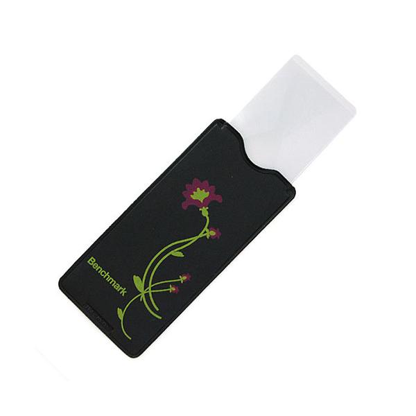 携帯しやすいスライド式薄型シートレンズ。地図や時刻表など、色を楽しみながらリーディングできる透明のシートレンズです。仕様・本体色規格(サイズ・容量)：スリムレンズ花入数：1枚本体サイズ：縦95×横37×厚1.4mm重量：6g倍率3倍花柄ケー...