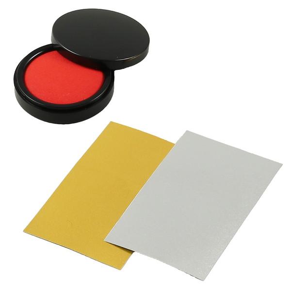 スモークがかかった梨地の象嵌シールで簡単に本格的な作品を制作できるキット！スモークがかった風合いの梨地象嵌調シールで象嵌風の朱肉ケースをデコレーションできます。商品サイズ：梨地象嵌調シールセット：132×75mm、朱肉：Φ70mmセット内容...