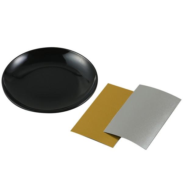 スモークがかかった梨地の象嵌シールで簡単に本格的な作品を制作できるキット！スモークがかった風合いの梨地象嵌調シールで象嵌風のめいめい皿をデコレーションできます。商品サイズ：梨地象嵌調シールセット：132×75mm、めいめい皿：φ154×18...