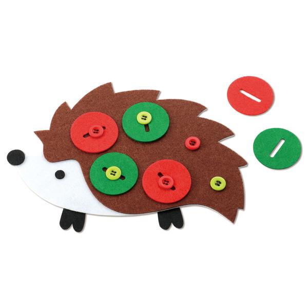 留めて・はずして・楽しく知育！ボタンあそびのはりねずみ！フェルト素材でできた、可愛いはりねずみモチーフのおもちゃです。小さな手でも扱いやすいボタンで、留める・外すの練習ができ、指先の発達や集中力アップに繋がります。お子さまの「できた！」を育...